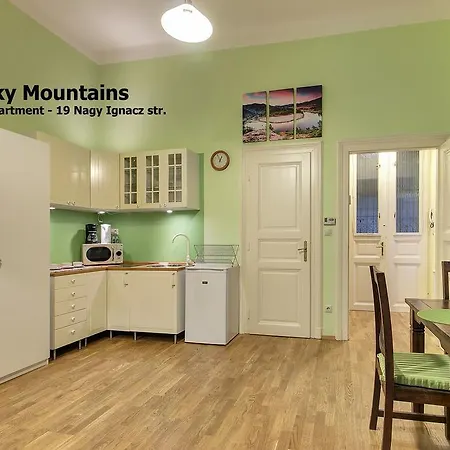 Apartment Little Americas Courts